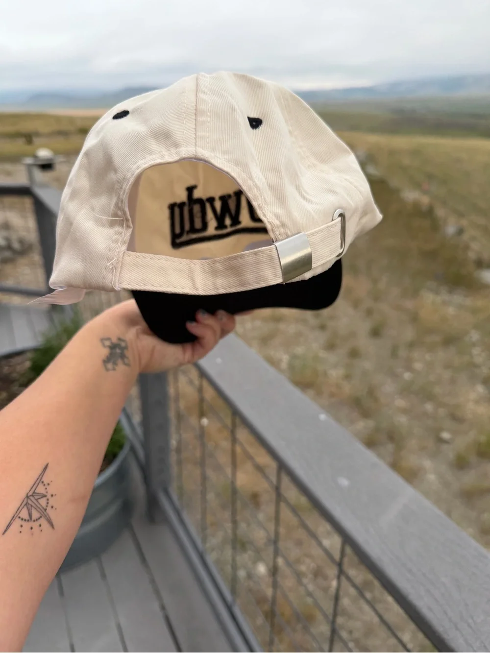 Howdy Embroidered Two-Tone Baseball Cap - Black & Cream
